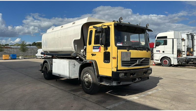 Volvo FL 6-18 (12400 LITERS / 3 COMPARTIMENTS / EURO 2 / STEEL SUSP. / LAMES) - Camion citerne: photos 3 Volvo FL 6-18 (12400 LITERS / 3 COMPARTIMENTS / EURO 2 / STEEL SUSP. / LAMES) - Camion citerne: photos 3