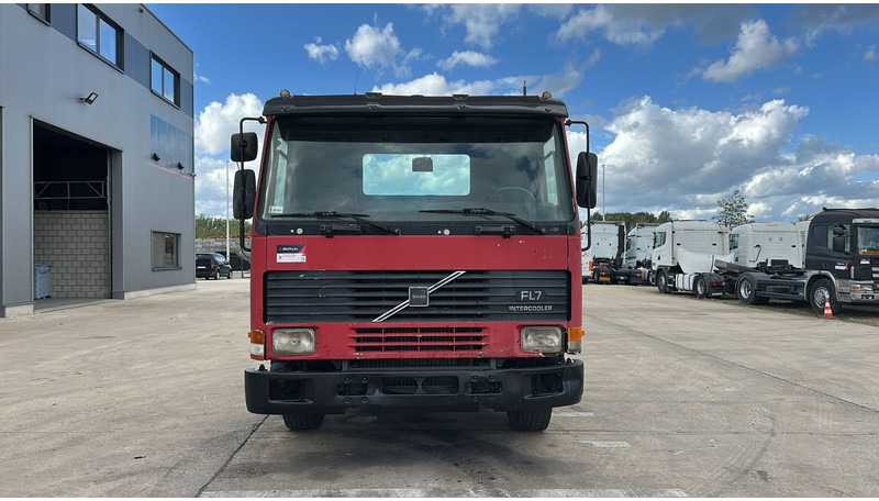 Volvo FL 7 - 260 (6X4 / LAMES / POMPE MANUELLE / MANUAL PUMP / STEEL SUSP.) - Châssis cabine: photos 4 Volvo FL 7 - 260 (6X4 / LAMES / POMPE MANUELLE / MANUAL PUMP / STEEL SUSP.) - Châssis cabine: photos 4