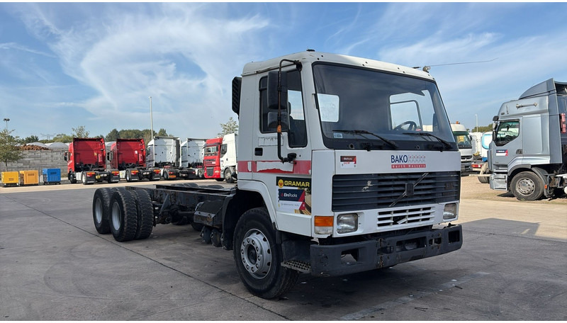 Volvo FL 7 (6X4 / LAMES / POMPE MANUELLE / MANUAL PUMP / STEEL SUSP.) - Châssis cabine: photos 3 Volvo FL 7 (6X4 / LAMES / POMPE MANUELLE / MANUAL PUMP / STEEL SUSP.) - Châssis cabine: photos 3