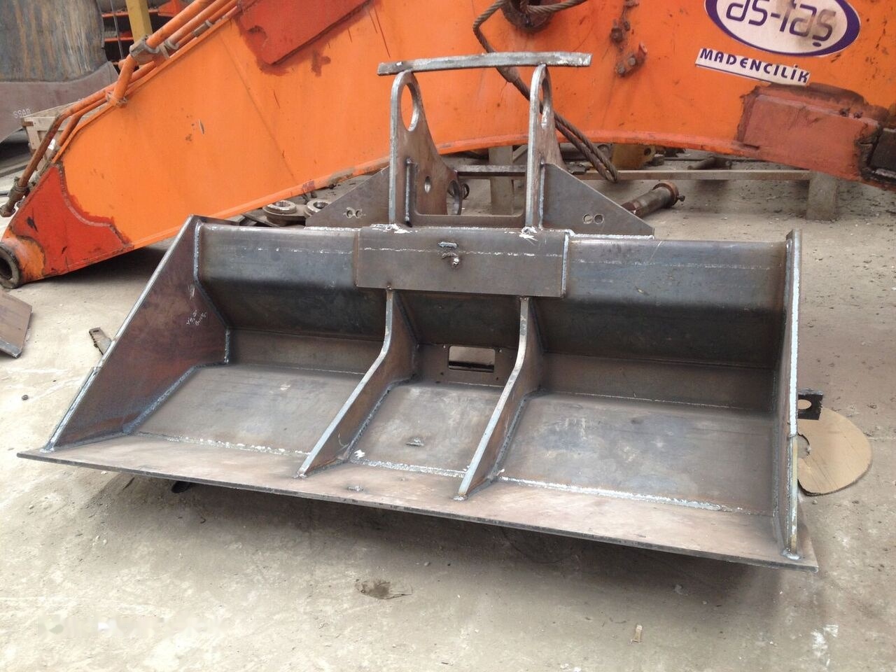 Galen VIBRO SLOPE BUCKET - Godet pour pelle: photos 1 Galen VIBRO SLOPE BUCKET - Godet pour pelle: photos 1