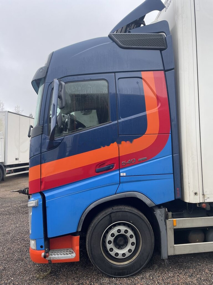 Volvo FH550 - Camion fourgon: photos 3 Volvo FH550 - Camion fourgon: photos 3