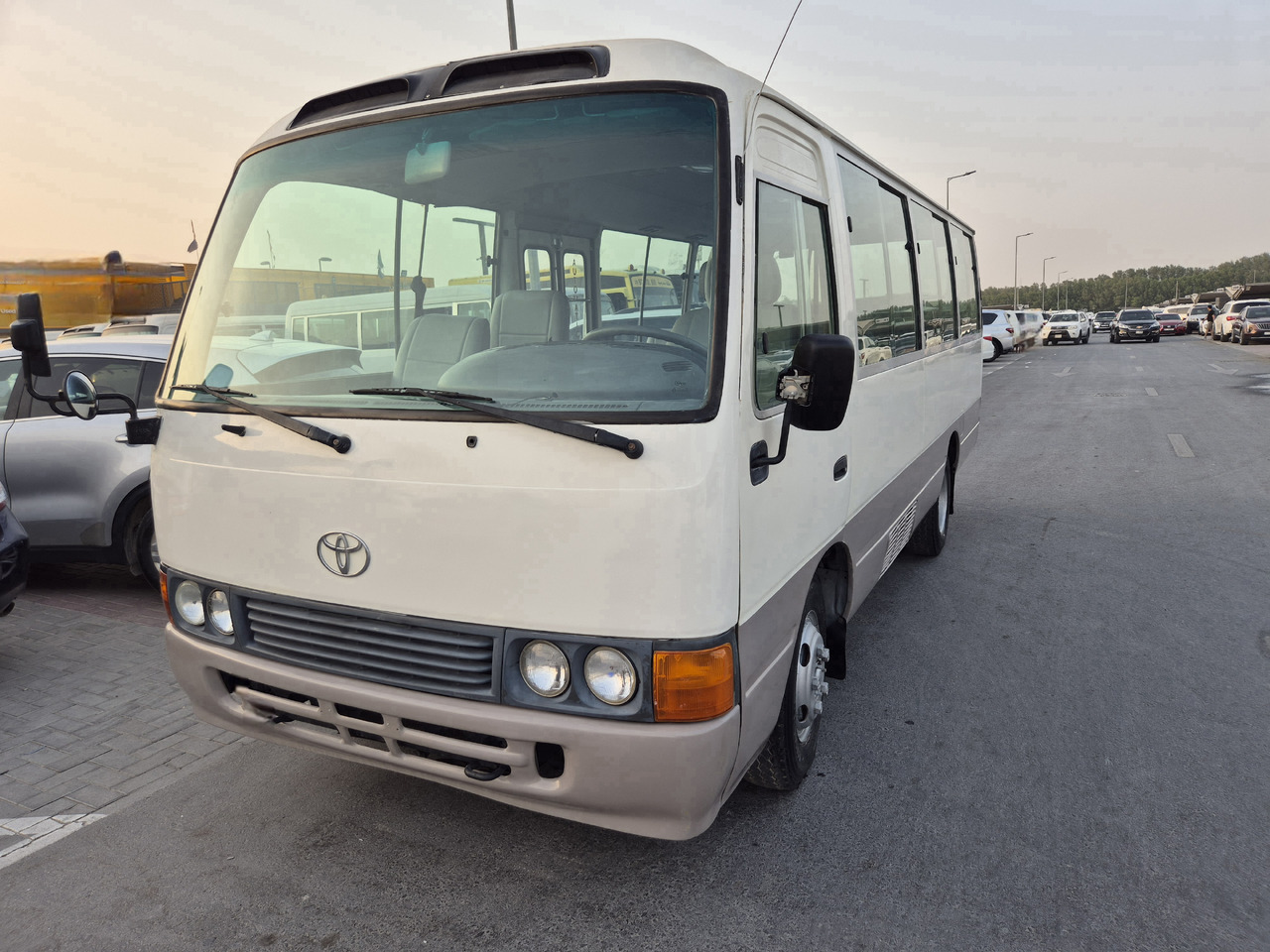 TOYOTA Coaster ... Nos bus -Originaires TOYOTA ...pas Chinois... T72 ... - Minibus, Transport de personnes: photos 2 TOYOTA Coaster ... Nos bus -Originaires TOYOTA ...pas Chinois... T72 ... - Minibus, Transport de personnes: photos 2