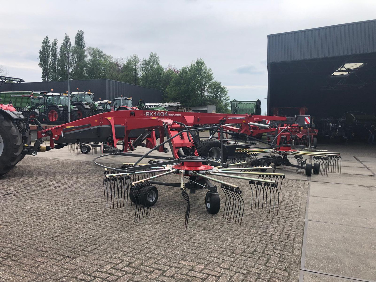 Massey Ferguson RK 1404 TRC-PRO - Faneuse: photos 4 Massey Ferguson RK 1404 TRC-PRO - Faneuse: photos 4