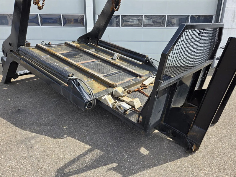 Diversen 14 ton Portaal systeem. haakarm en kabel systeem - Camion - système de câble: photos 3 Diversen 14 ton Portaal systeem. haakarm en kabel systeem - Camion - système de câble: photos 3