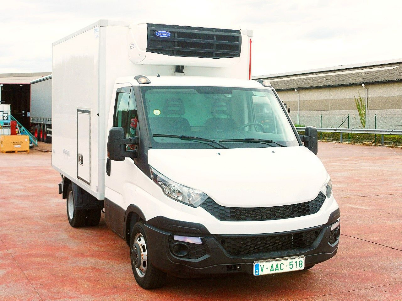 Iveco 35C13 DAILY KUHLKOFFER CARRIER XARIOS 600 - Véhicule utilitaire frigorifique: photos 1 Iveco 35C13 DAILY KUHLKOFFER CARRIER XARIOS 600 - Véhicule utilitaire frigorifique: photos 1