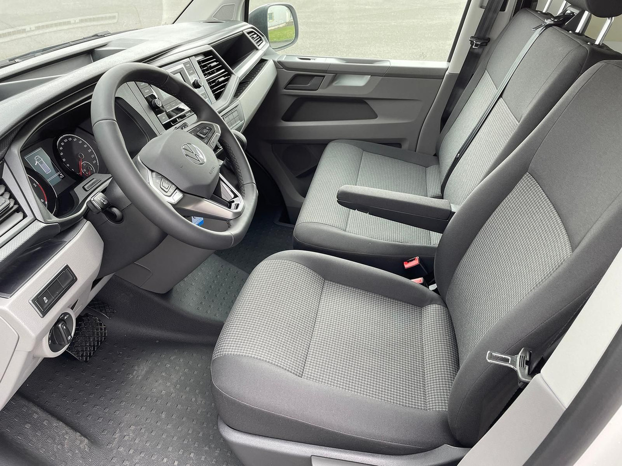 Transport de personnes Volkswagen T6.1 Transporter Mixto lang 4M MFL LED TEMPOMAT: photos 12 Transport de personnes Volkswagen T6.1 Transporter Mixto lang 4M MFL LED TEMPOMAT: photos 12