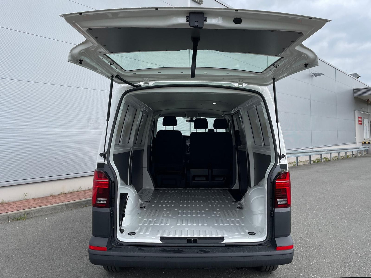 Transport de personnes Volkswagen T6.1 Transporter Mixto lang 4M MFL LED TEMPOMAT: photos 28 Transport de personnes Volkswagen T6.1 Transporter Mixto lang 4M MFL LED TEMPOMAT: photos 28