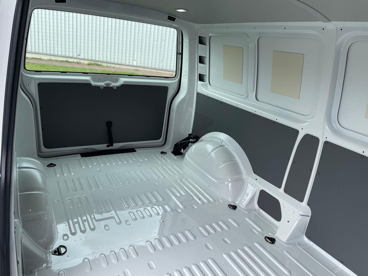 Transport de personnes Volkswagen T6.1 Transporter Mixto lang 4M MFL LED TEMPOMAT: photos 10 Transport de personnes Volkswagen T6.1 Transporter Mixto lang 4M MFL LED TEMPOMAT: photos 10