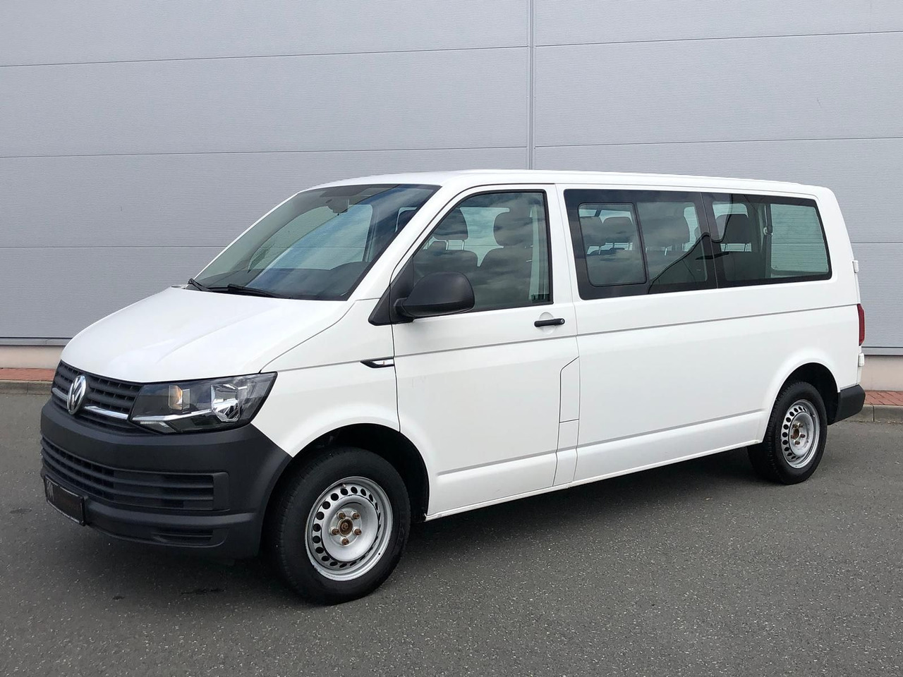 Volkswagen T6 Transporter 2.0 TDI Kombi lang 9-SITZE TEMP - Voiture: photos 1 Volkswagen T6 Transporter 2.0 TDI Kombi lang 9-SITZE TEMP - Voiture: photos 1