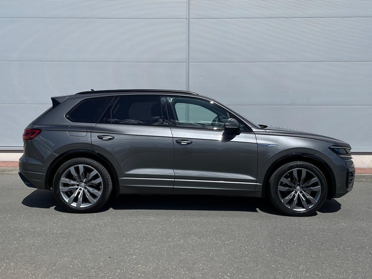 Volkswagen Touareg 4.0 V8 TDI One Million 4M LEDER AHK ACC - SUV: photos 5 Volkswagen Touareg 4.0 V8 TDI One Million 4M LEDER AHK ACC - SUV: photos 5