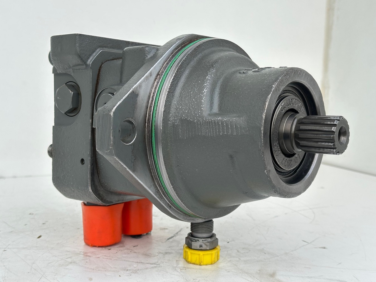 LIEBHERR Original Hydraulikeinbaumotor AT-FMF045. ID-Nr.9075181 – ID-Nr.10125043A. A309, A311, A312, A314, A316, A900, A904, A918, R313, R317, R900, R904. #A18.12.90158# - Moteur hydraulique pour Pelle: photos 4 LIEBHERR Original Hydraulikeinbaumotor AT-FMF045. ID-Nr.9075181 – ID-Nr.10125043A. A309, A311, A312, A314, A316, A900, A904, A918, R313, R317, R900, R904. #A18.12.90158# - Moteur hydraulique pour Pelle: photos 4