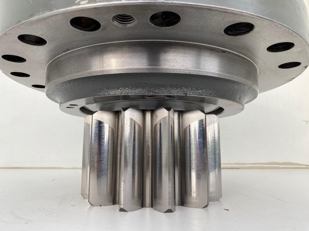 Boîte de vitesse et pièces pour Engins de chantier Liebherr Abtriebswellengehäuse ID-Nr.90013701 and Abtriebswelle ID-Nr.90214087.    SAT275A290.  R922 LC-1486. R924 LC-1487.  #0446#: photos 10