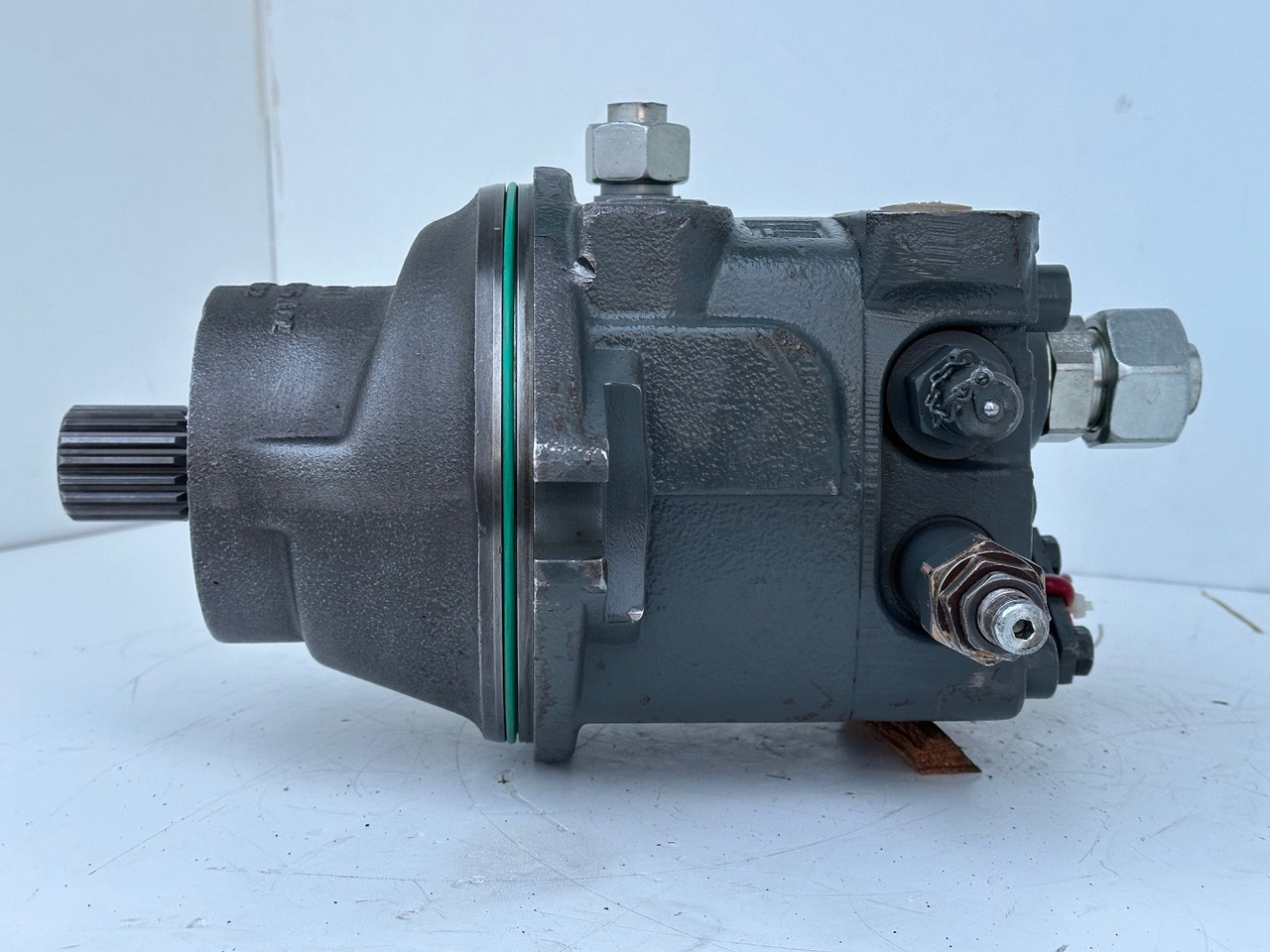 Liebherr Hydraulikeinbaumotor Typ:FMF090. ID-Nr.10139164 - ID-Nr.11371743. R946 LC, R946 LC-V, R946 NLC, R946 S-HD, R950 LC-V, R950 S-HD, R950. #11371743.11929# - Moteur de rotation pour Pelle: photos 3 Liebherr Hydraulikeinbaumotor Typ:FMF090. ID-Nr.10139164 - ID-Nr.11371743. R946 LC, R946 LC-V, R946 NLC, R946 S-HD, R950 LC-V, R950 S-HD, R950. #11371743.11929# - Moteur de rotation pour Pelle: photos 3