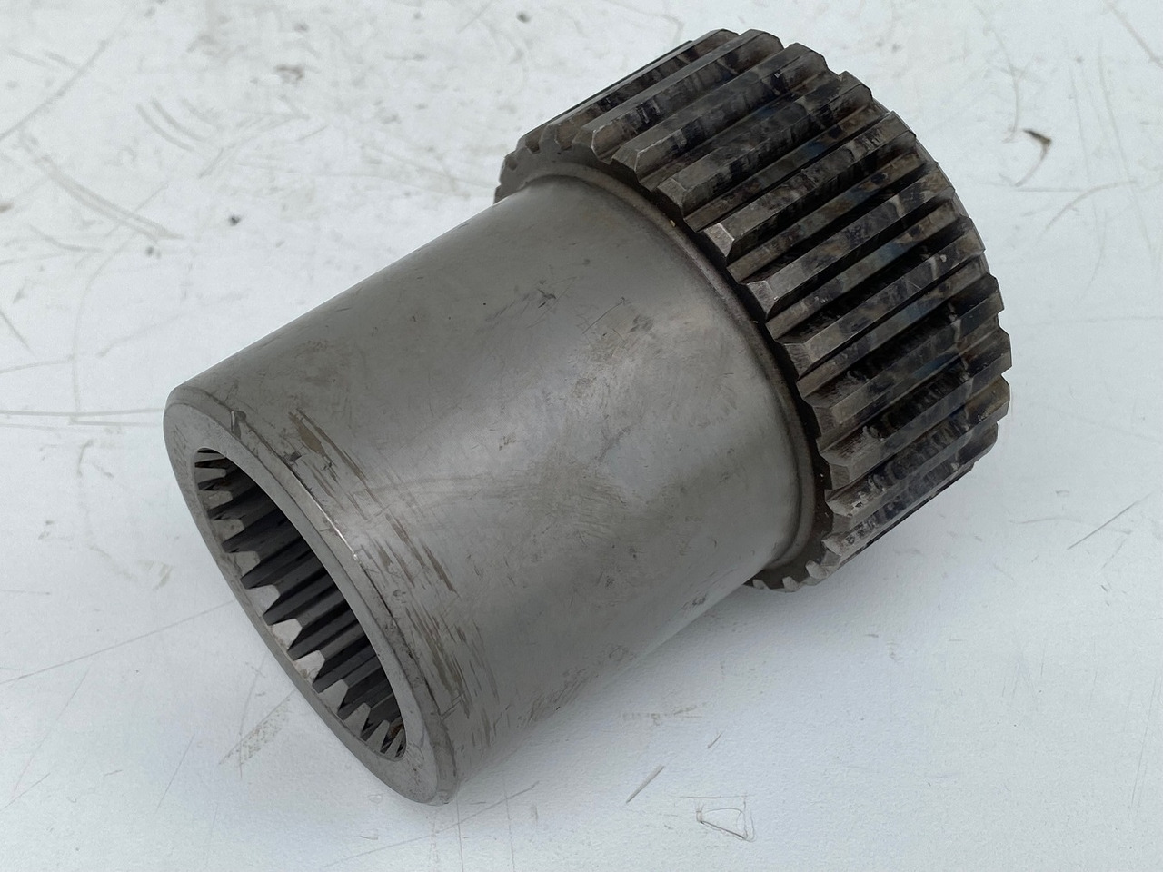 Liebherr Lamellenträger ID-Nr.9443704 - ID-Nr.944370403. FAT600, FAT600P067, FAT600P080. #LAM1005# - Moteur de translation pour Pelle sur chenille: photos 1 Liebherr Lamellenträger ID-Nr.9443704 - ID-Nr.944370403. FAT600, FAT600P067, FAT600P080. #LAM1005# - Moteur de translation pour Pelle sur chenille: photos 1