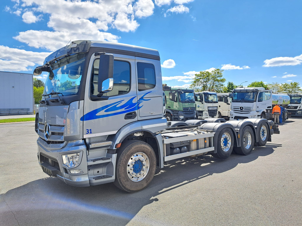 Mercedes Benz Actros 3243 8x2 1,2 & 4 Lenkachse, 2 & 4 Liftbar(Nr. 6051) - Châssis cabine: photos 3 Mercedes Benz Actros 3243 8x2 1,2 & 4 Lenkachse, 2 & 4 Liftbar(Nr. 6051) - Châssis cabine: photos 3