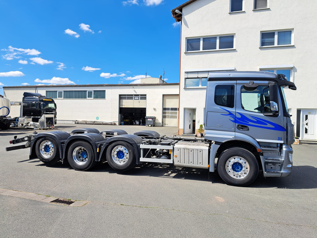 Mercedes Benz Actros 3243 8x2 1,2 & 4 Lenkachse, 2 & 4 Liftbar(Nr. 6051) - Châssis cabine: photos 1 Mercedes Benz Actros 3243 8x2 1,2 & 4 Lenkachse, 2 & 4 Liftbar(Nr. 6051) - Châssis cabine: photos 1