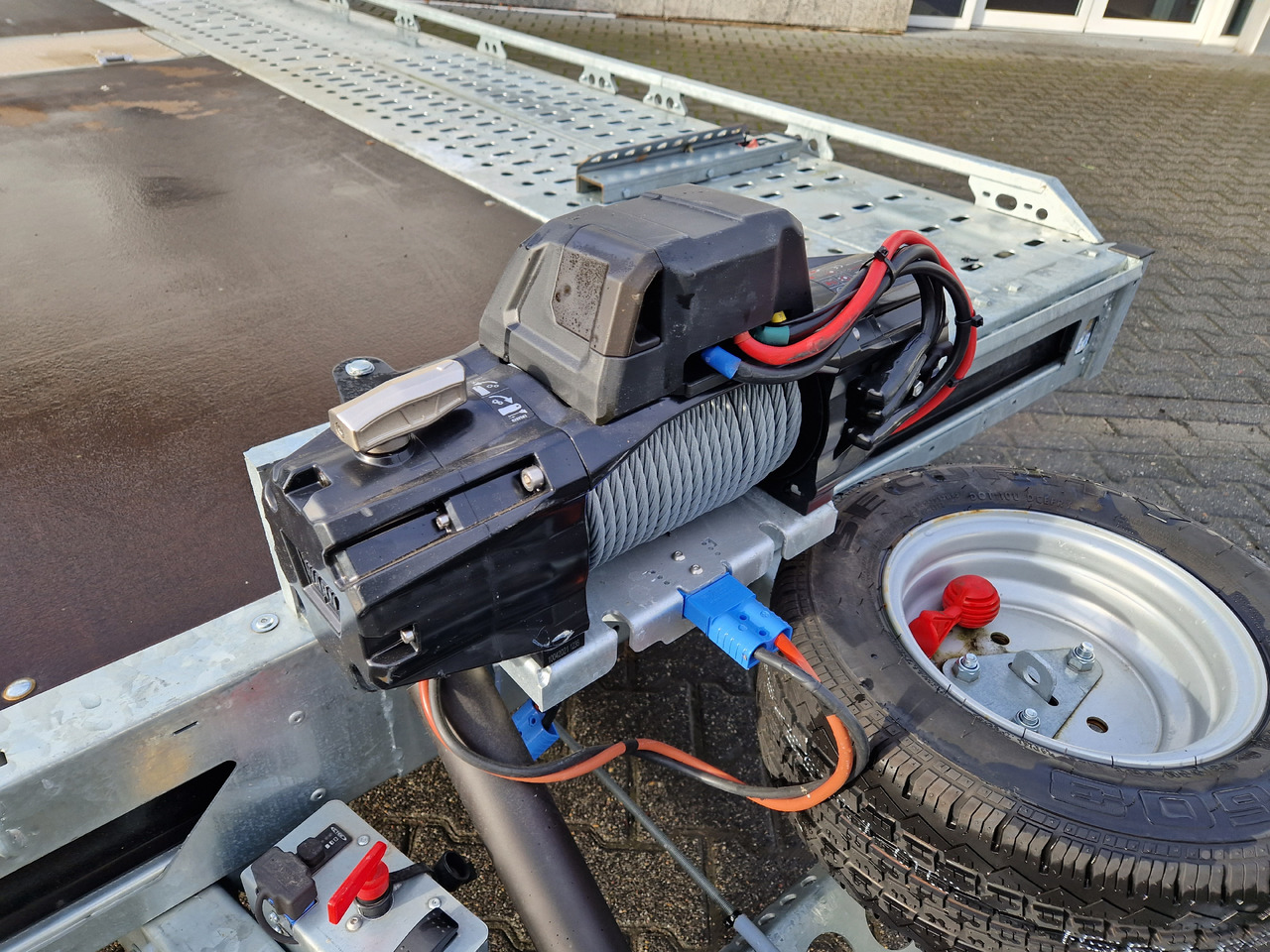 BJT T Transporter 231 550x224cm elektrisch ankippbar Komfort Paket Warn Winde LED 10" Tridem 3500kg - Remorque porte engin: photos 3 BJT T Transporter 231 550x224cm elektrisch ankippbar Komfort Paket Warn Winde LED 10" Tridem 3500kg - Remorque porte engin: photos 3