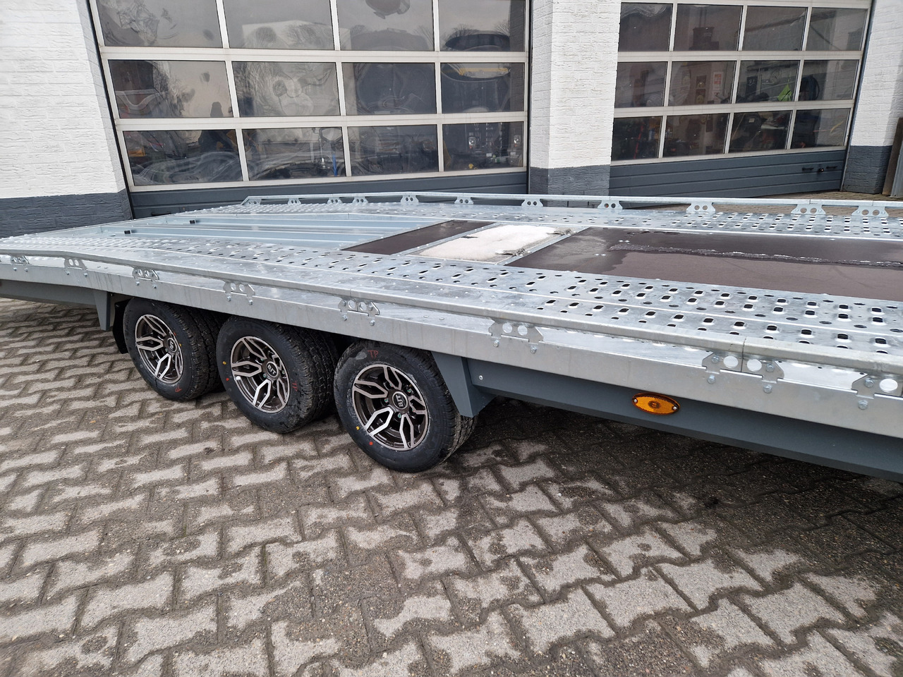 BJT T Transporter 231 550x224cm grau Tridem Alufelgen Auffahrrampen 180cm (XXL) 3500kg Aktion - Remorque porte engin: photos 4 BJT T Transporter 231 550x224cm grau Tridem Alufelgen Auffahrrampen 180cm (XXL) 3500kg Aktion - Remorque porte engin: photos 4