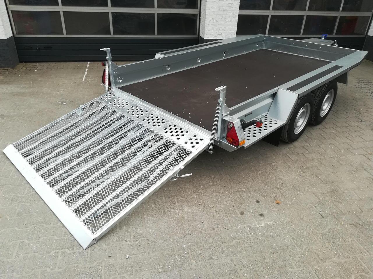 Brenderup MT 3651 MT3600 STB 3500 365x180x27cm Auffahrklappe Löffelablage (L) 3500kg Modell 2025 - Remorque porte engin: photos 1 Brenderup MT 3651 MT3600 STB 3500 365x180x27cm Auffahrklappe Löffelablage (L) 3500kg Modell 2025 - Remorque porte engin: photos 1