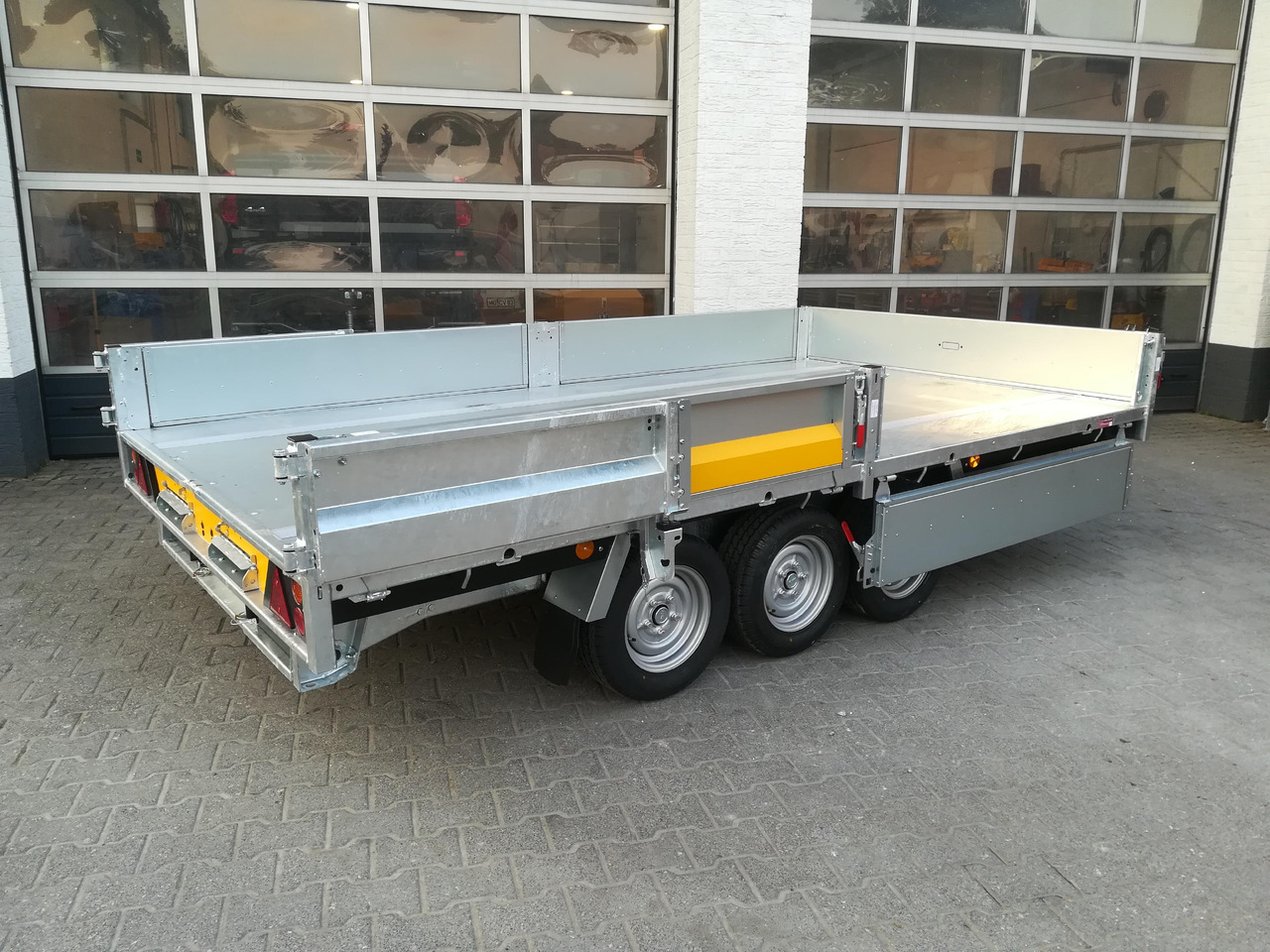 Remorque benne Brian James Trailer CarGO Tipper 2 elektrisch 360x195x30cm Stahlbordwände Pendel 12" Tridem 3,5t on: photos 6