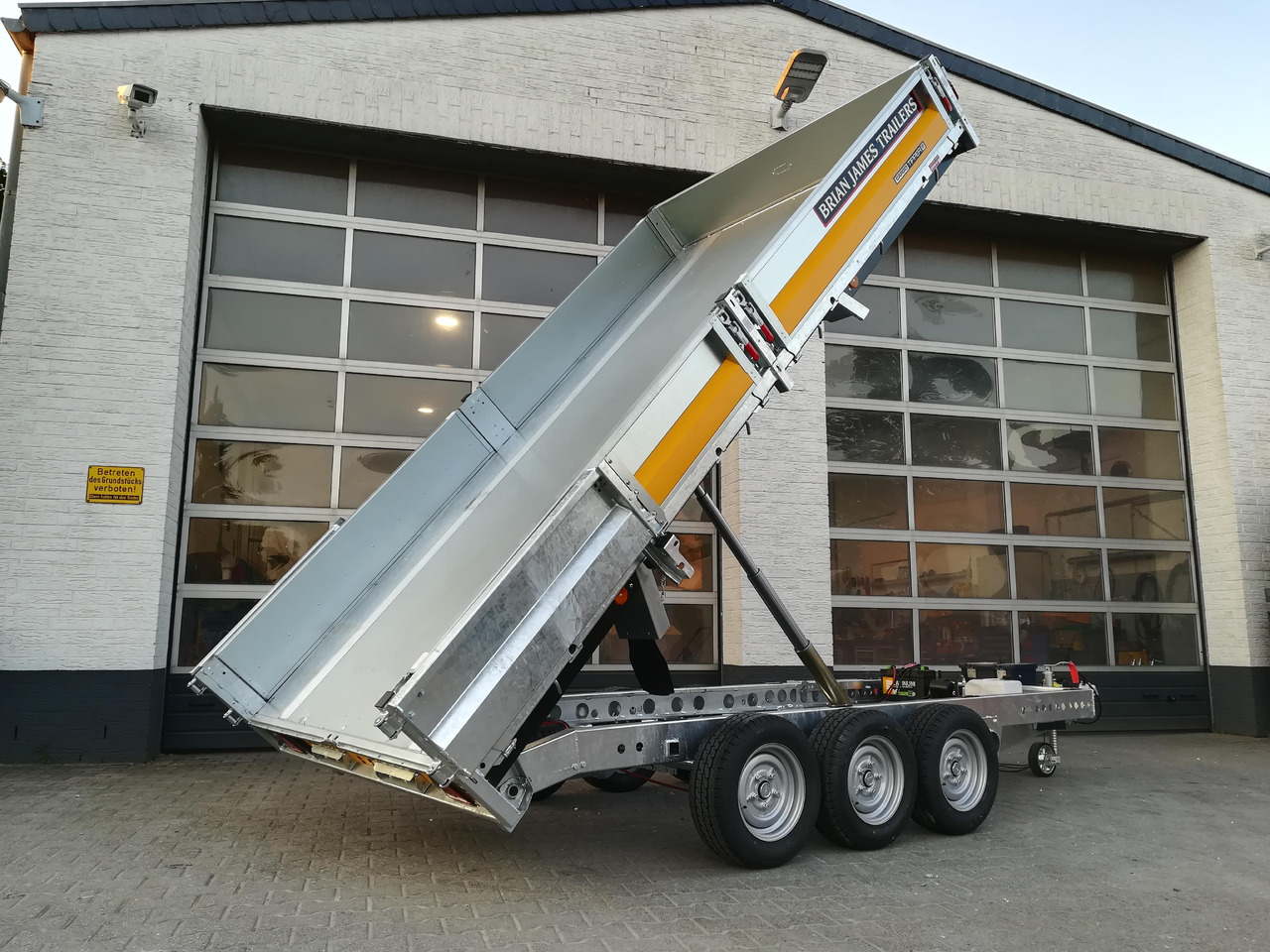 Brian James Trailer CarGO Tipper 2 elektrisch 360x195x30cm Stahlbordwände Pendel 12" Tridem 3,5t on - Remorque benne: photos 1 Brian James Trailer CarGO Tipper 2 elektrisch 360x195x30cm Stahlbordwände Pendel 12" Tridem 3,5t on - Remorque benne: photos 1