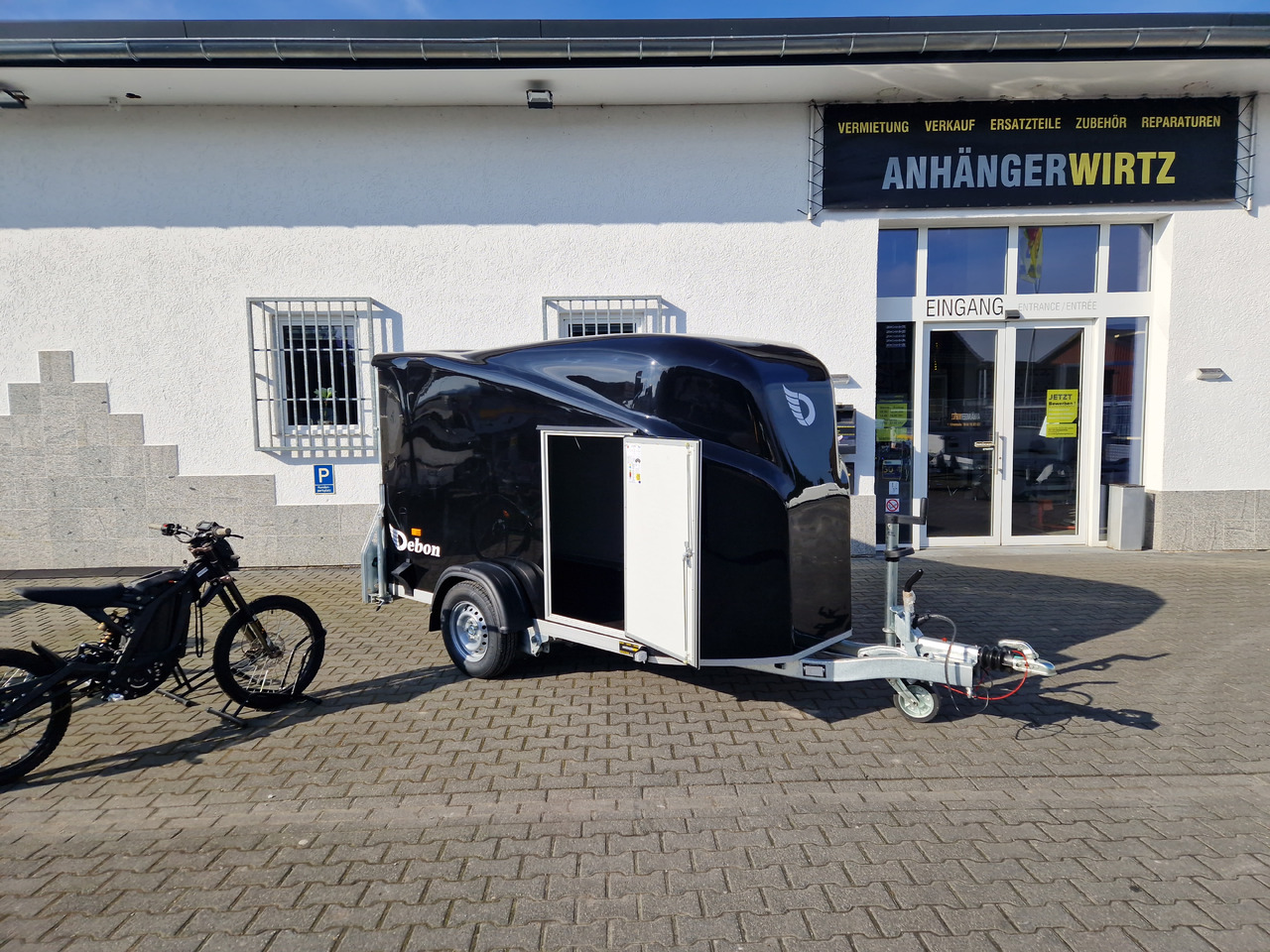 Debon Cargo 1300 300x152x168cm black Seitentür aerodynamik Pullman II 100km/H 1300kg Februar Aktion - Remorque fourgon: photos 2 Debon Cargo 1300 300x152x168cm black Seitentür aerodynamik Pullman II 100km/H 1300kg Februar Aktion - Remorque fourgon: photos 2