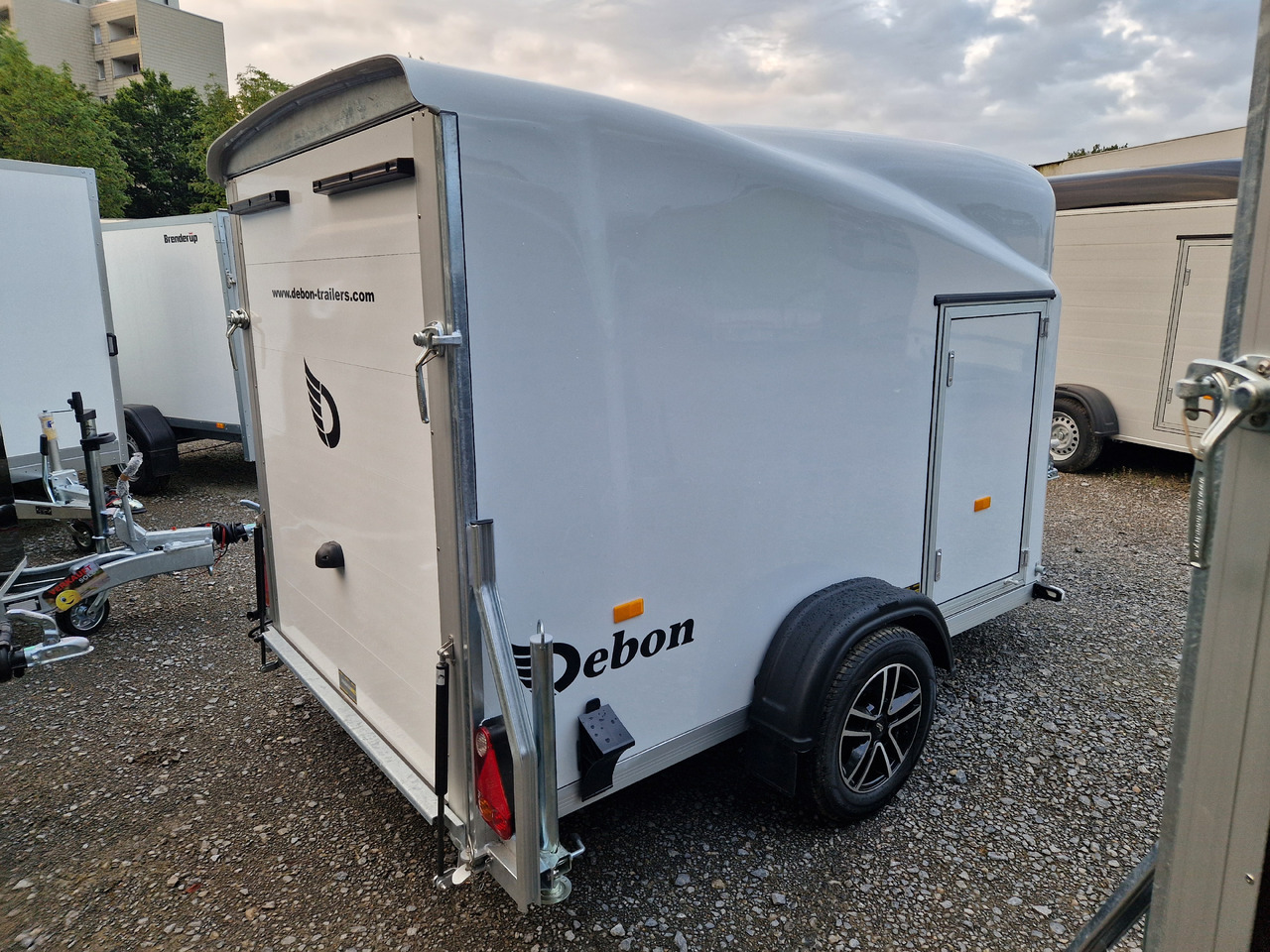 Debon Cargo 1300 300x152x168cm white Alufelgen Seitentür Pullman 100km/H 1300kg Modell 2024 - Remorque fourgon: photos 2 Debon Cargo 1300 300x152x168cm white Alufelgen Seitentür Pullman 100km/H 1300kg Modell 2024 - Remorque fourgon: photos 2