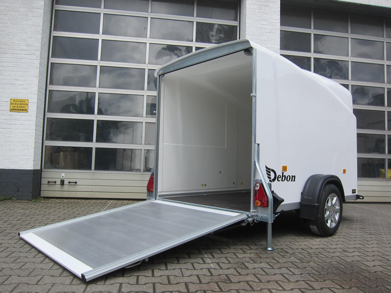 Debon Cargo 1300 300x152x168cm white Alufelgen darkline aerodynamik Pullman II 100km/H 1300kg - Remorque fourgon: photos 2 Debon Cargo 1300 300x152x168cm white Alufelgen darkline aerodynamik Pullman II 100km/H 1300kg - Remorque fourgon: photos 2
