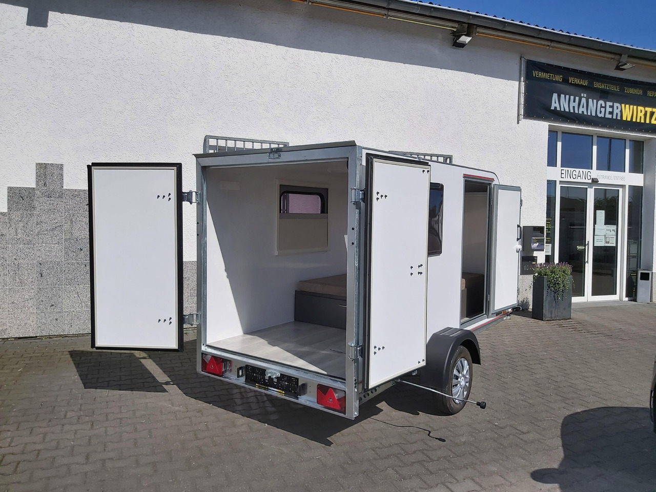 Kargo Camp TFS S Midi 320x150x150cm aero LUX Bett Fenster Seitentür Dachluke Strom 750kg Bremse 2024 - Caravane: photos 5 Kargo Camp TFS S Midi 320x150x150cm aero LUX Bett Fenster Seitentür Dachluke Strom 750kg Bremse 2024 - Caravane: photos 5