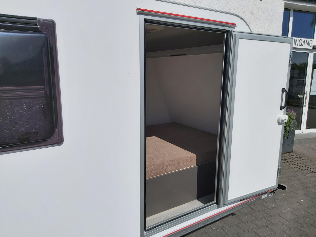 Kargo Camp TFS S Midi 320x150x150cm aero LUX Bett Fenster Seitentür Dachluke Strom 750kg Bremse 2024 - Caravane: photos 4 Kargo Camp TFS S Midi 320x150x150cm aero LUX Bett Fenster Seitentür Dachluke Strom 750kg Bremse 2024 - Caravane: photos 4