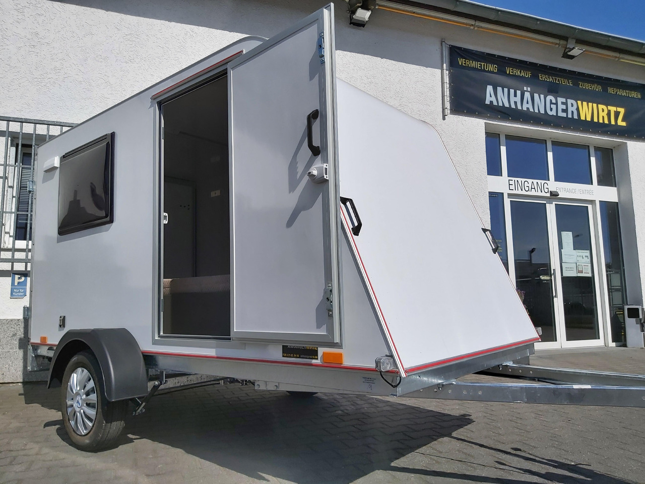 Kargo Camp TFS S Midi 320x150x150cm aero LUX Bett Fenster Seitentür Dachluke Strom 750kg Bremse 2024 - Caravane: photos 2 Kargo Camp TFS S Midi 320x150x150cm aero LUX Bett Fenster Seitentür Dachluke Strom 750kg Bremse 2024 - Caravane: photos 2