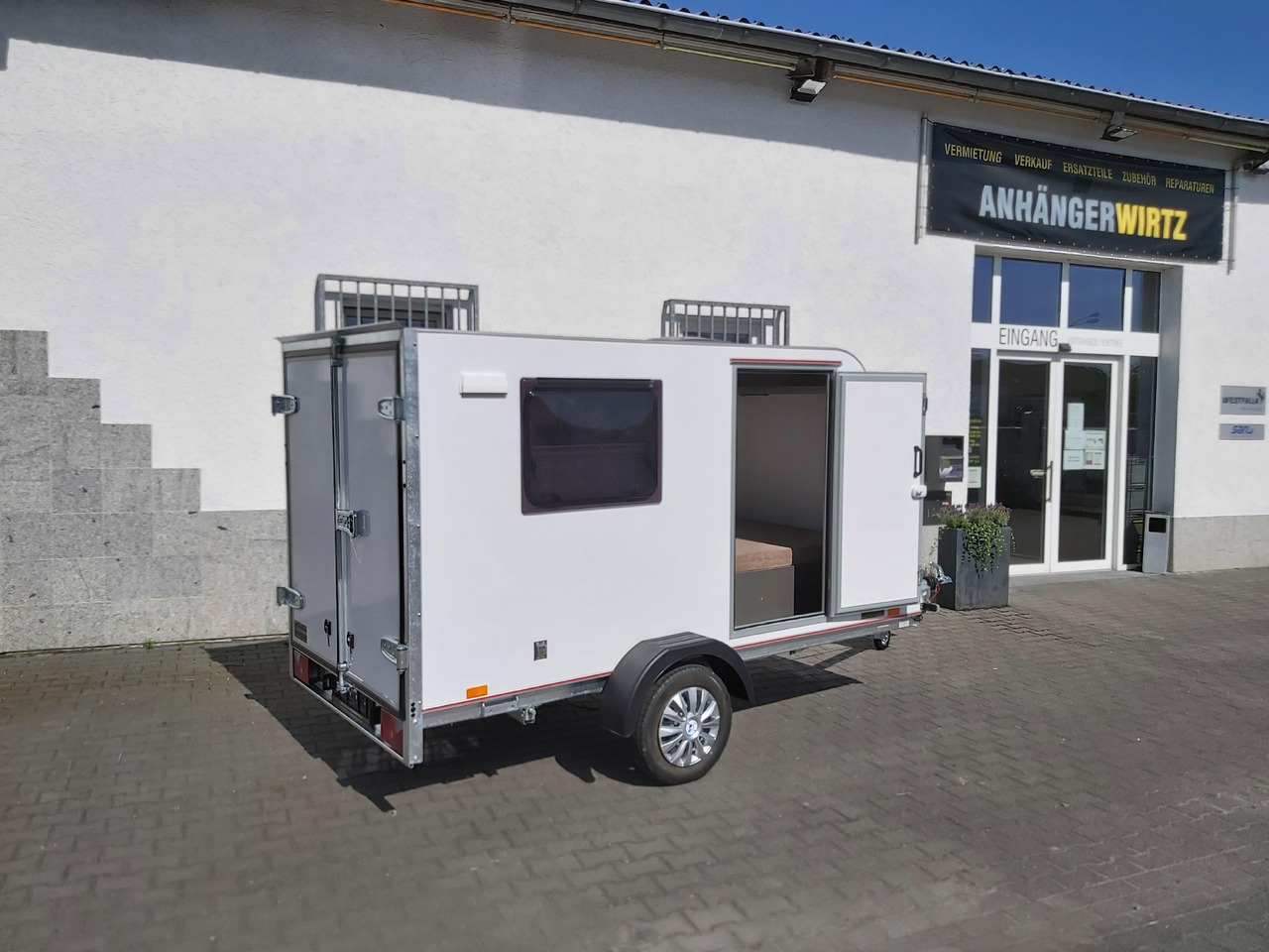 Kargo Camp TFS S Midi 320x150x150cm aero LUX Bett Fenster Seitentür Dachluke Strom 750kg Bremse 2024 - Caravane: photos 3 Kargo Camp TFS S Midi 320x150x150cm aero LUX Bett Fenster Seitentür Dachluke Strom 750kg Bremse 2024 - Caravane: photos 3