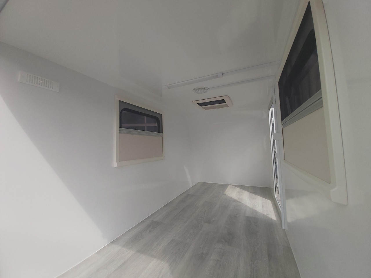 Kargo Camp TFS S Midi 320x150x150cm aero Seitentür Fenster Strom 230V (S) 750kg gebremst Modell 22 - Caravane: photos 3 Kargo Camp TFS S Midi 320x150x150cm aero Seitentür Fenster Strom 230V (S) 750kg gebremst Modell 22 - Caravane: photos 3