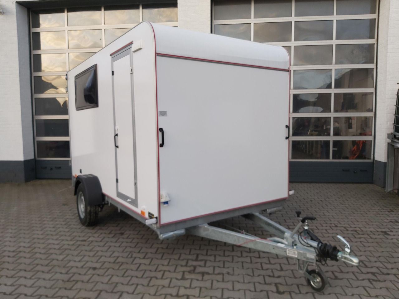 Koffer Sport Camp TFS 360.00 360x180x190cm aero Seitentür 2 Fenster+ DL IL 230V 1300kg 100km/H - Caravane: photos 2 Koffer Sport Camp TFS 360.00 360x180x190cm aero Seitentür 2 Fenster+ DL IL 230V 1300kg 100km/H - Caravane: photos 2