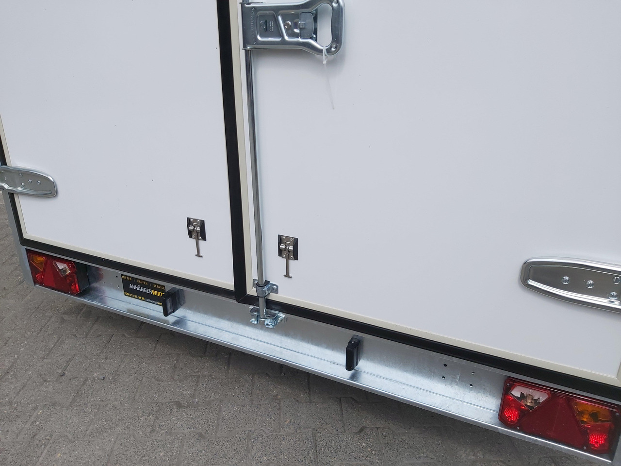 Koffer Sport Camp TFS 360.00 360x200x210cm aero Seitentür Fenster Bett (L) 1300kg 100km/H - Caravane: photos 5 Koffer Sport Camp TFS 360.00 360x200x210cm aero Seitentür Fenster Bett (L) 1300kg 100km/H - Caravane: photos 5