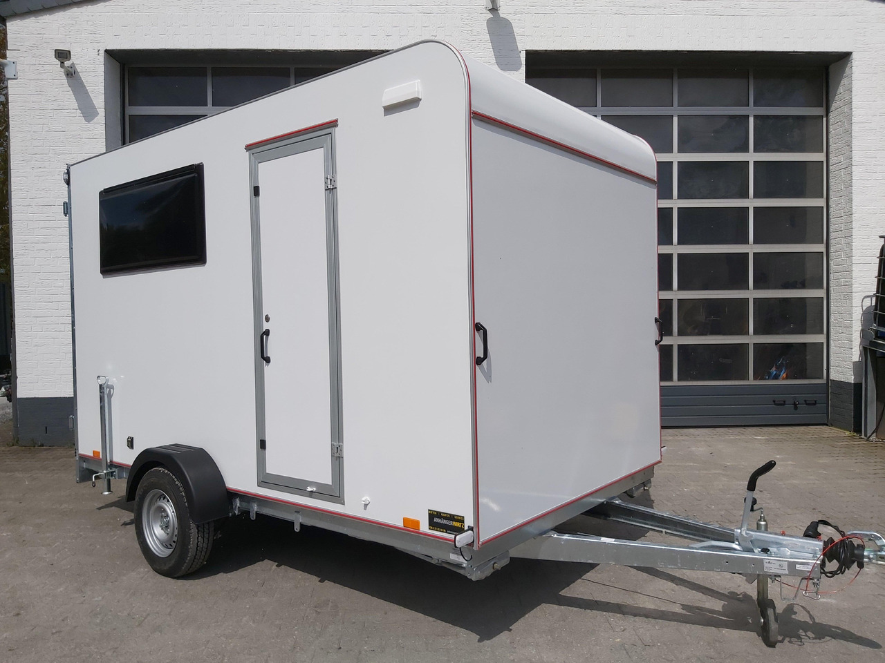 Koffer Sport Camp TFS 360.00 360x200x210cm aero Seitentür Fenster Bett (L) 1300kg 100km/H - Caravane: photos 1 Koffer Sport Camp TFS 360.00 360x200x210cm aero Seitentür Fenster Bett (L) 1300kg 100km/H - Caravane: photos 1