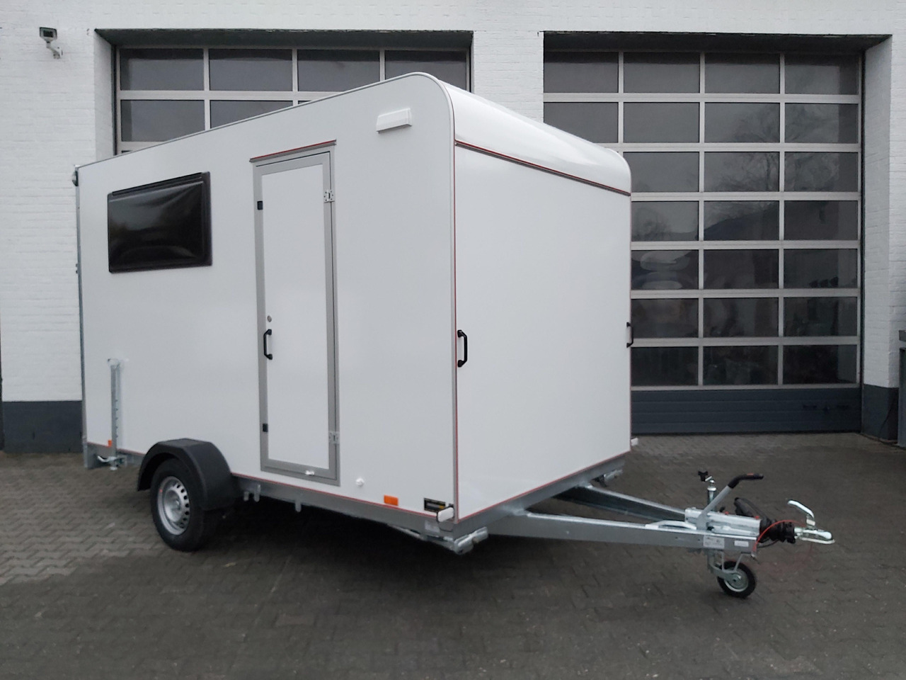 Koffer Sport Camp TFS 360.01 360x200x210cm aero Seitentür Heckrampe Fenster Bett (L) 100kmH 1300kg - Caravane: photos 1 Koffer Sport Camp TFS 360.01 360x200x210cm aero Seitentür Heckrampe Fenster Bett (L) 100kmH 1300kg - Caravane: photos 1
