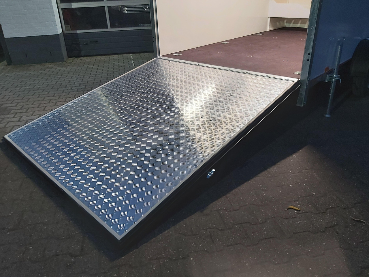 Koffer Sport Camp TFS 360.01 360x200x210cm aero Seitentür Heckrampe Fenster Bett (L) 100kmH 1300kg - Caravane: photos 4 Koffer Sport Camp TFS 360.01 360x200x210cm aero Seitentür Heckrampe Fenster Bett (L) 100kmH 1300kg - Caravane: photos 4