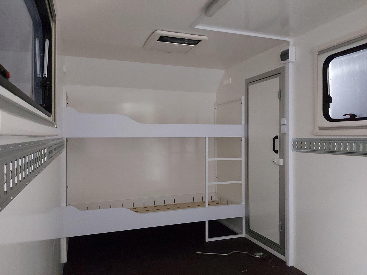 Koffer Sport Camp TFS 360.01 360x200x210cm aero Seitentür Heckrampe Fenster Bett (L) 100kmH 1300kg - Caravane: photos 5 Koffer Sport Camp TFS 360.01 360x200x210cm aero Seitentür Heckrampe Fenster Bett (L) 100kmH 1300kg - Caravane: photos 5