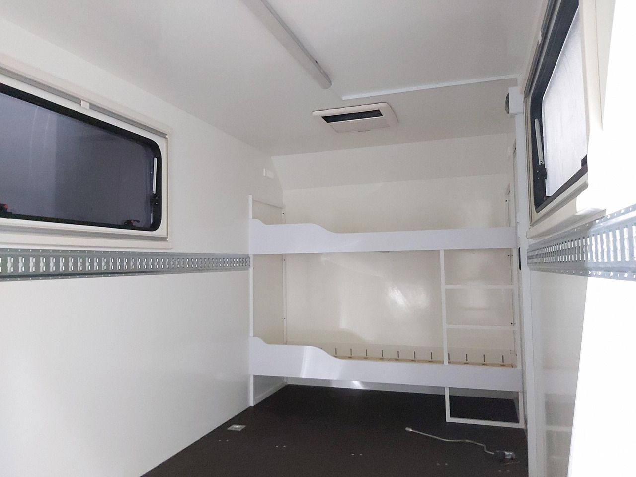 Koffer Sport Camp TFS 360.01 360x200x210cm aero Seitentür Heckrampe Fenster Bett (L) 100kmH 1300kg - Caravane: photos 3 Koffer Sport Camp TFS 360.01 360x200x210cm aero Seitentür Heckrampe Fenster Bett (L) 100kmH 1300kg - Caravane: photos 3