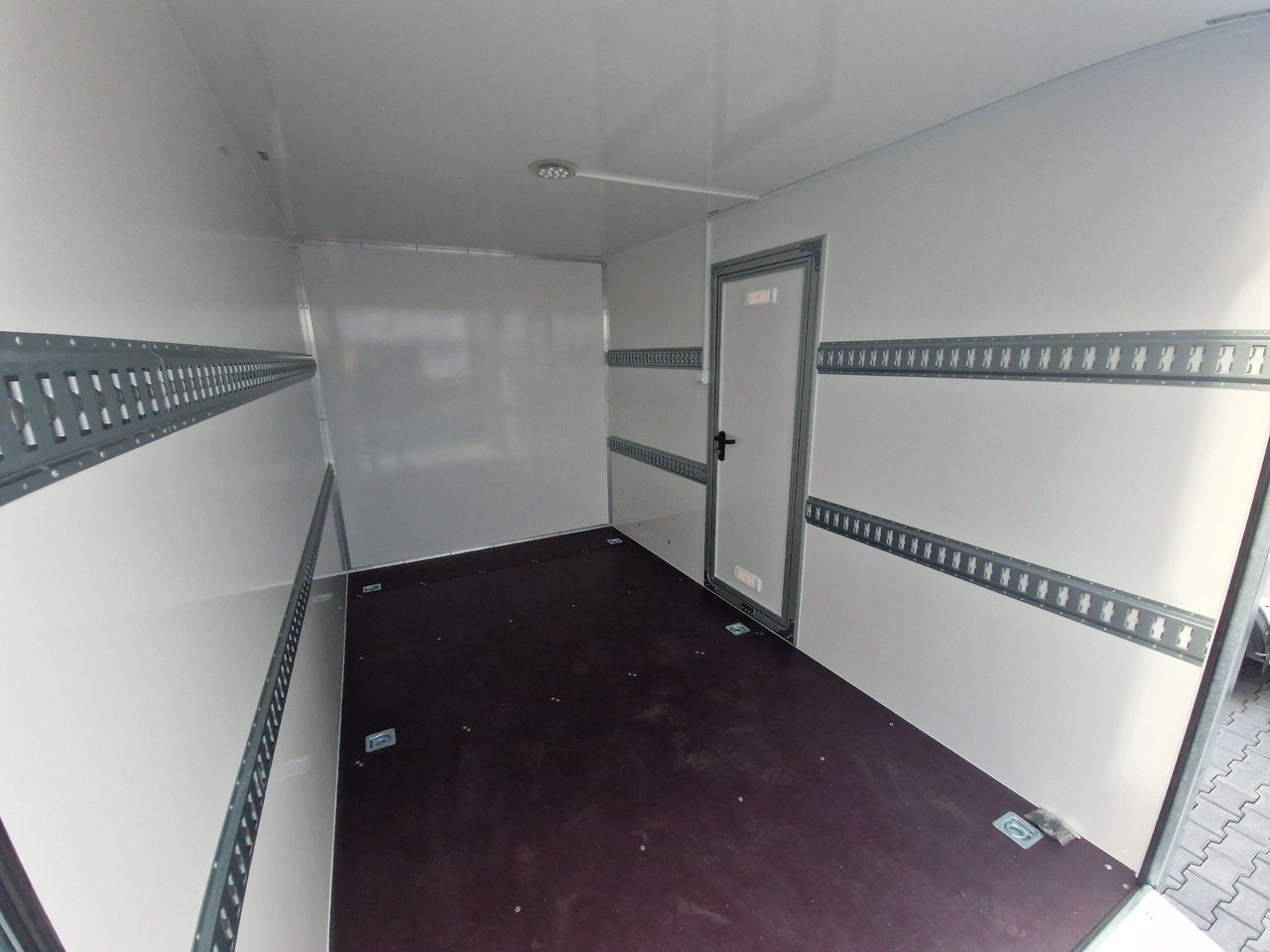 Koffer Sport Camp TFS 600.01 600x200x210cm Premium Laderaum 300cm Seitentür Wohnabteil 3000kg 100km - Remorque voiture: photos 5 Koffer Sport Camp TFS 600.01 600x200x210cm Premium Laderaum 300cm Seitentür Wohnabteil 3000kg 100km - Remorque voiture: photos 5