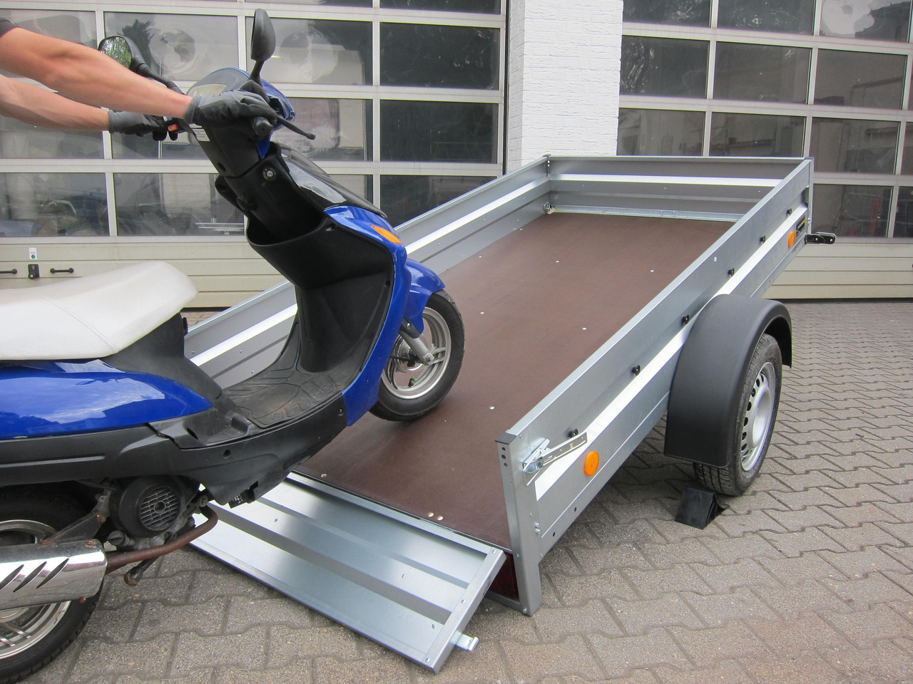 PKW Anhänger Trailstar Pratik 236 236x129x30cm ankippbar (XS) 750kg Mai Aktion - Remorque pour moto: photos 1 PKW Anhänger Trailstar Pratik 236 236x129x30cm ankippbar (XS) 750kg Mai Aktion - Remorque pour moto: photos 1