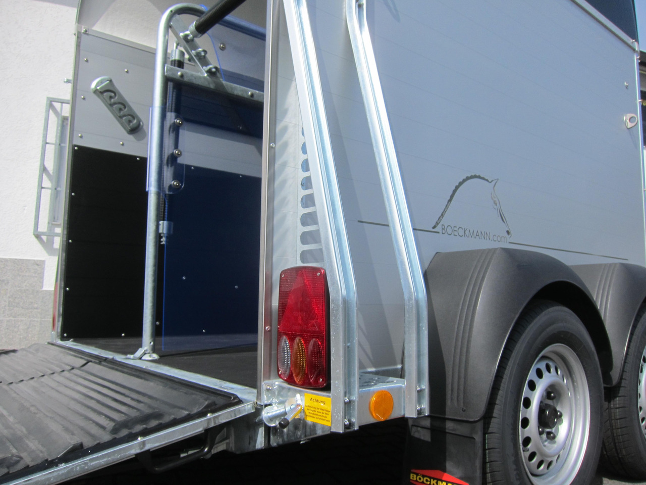 Pferdeanhänger Böckmann Champion C 2400kg Heckflügeltür blackline CFF+ 100 km/H 2400kg Abverkauf - Van chevaux: photos 3 Pferdeanhänger Böckmann Champion C 2400kg Heckflügeltür blackline CFF+ 100 km/H 2400kg Abverkauf - Van chevaux: photos 3