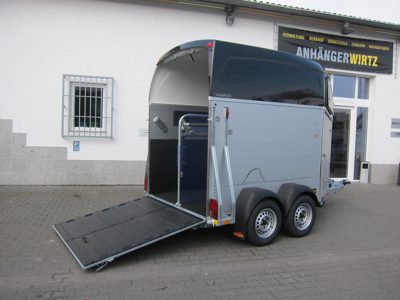 Pferdeanhänger Böckmann Champion C 2400kg Heckflügeltür blackline CFF+ 100 km/H 2400kg Abverkauf - Van chevaux: photos 2 Pferdeanhänger Böckmann Champion C 2400kg Heckflügeltür blackline CFF+ 100 km/H 2400kg Abverkauf - Van chevaux: photos 2
