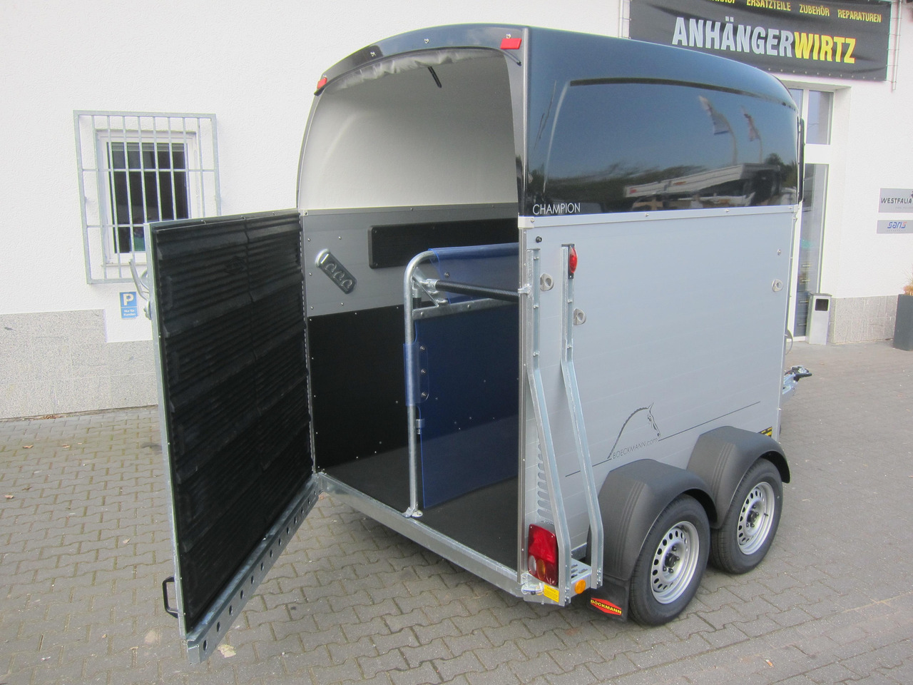Pferdeanhänger Böckmann Champion C 2400kg Heckflügeltür blackline CFF+ 100 km/H 2400kg Abverkauf - Van chevaux: photos 4 Pferdeanhänger Böckmann Champion C 2400kg Heckflügeltür blackline CFF+ 100 km/H 2400kg Abverkauf - Van chevaux: photos 4