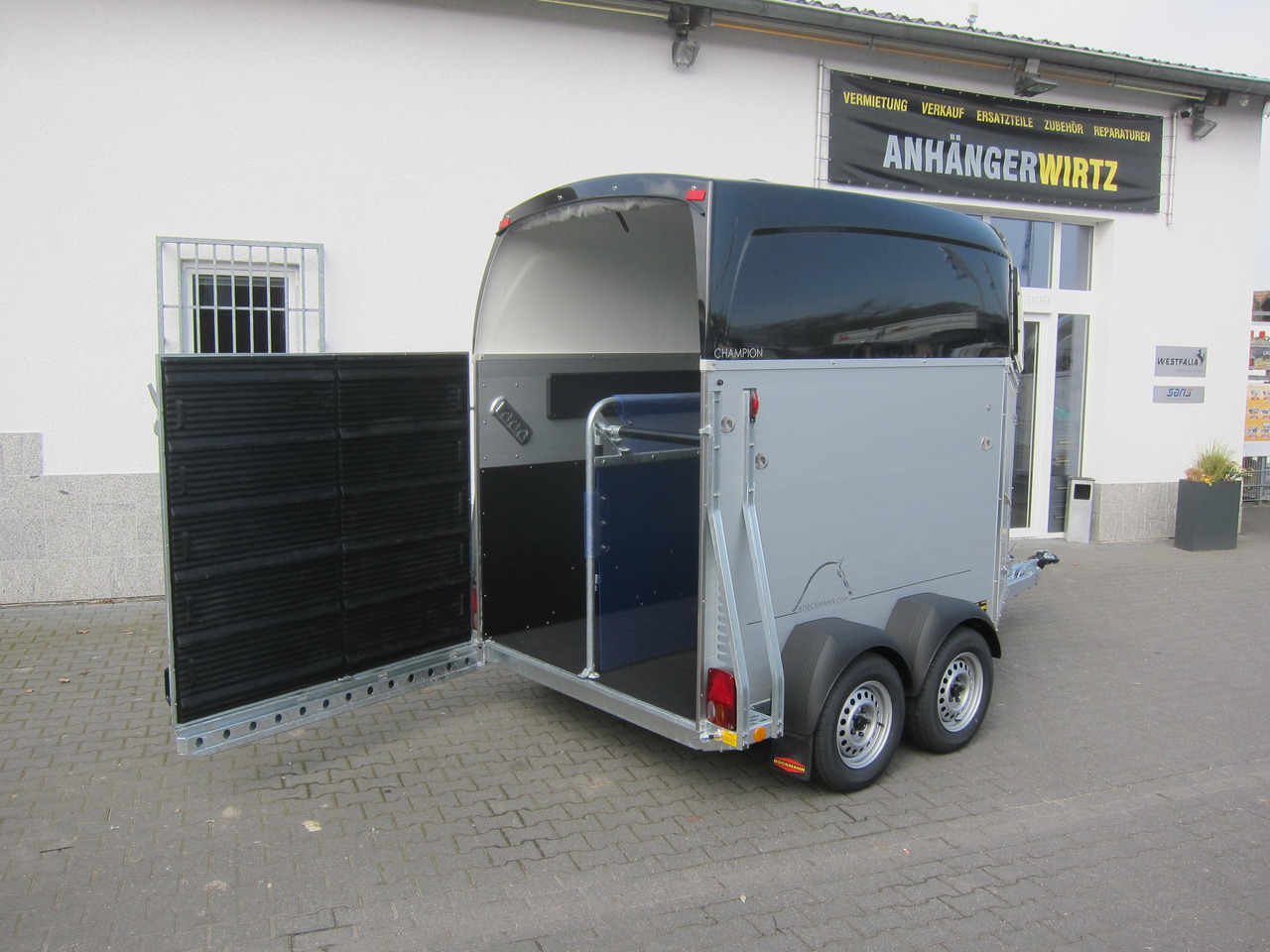 Pferdeanhänger Böckmann Champion C 2400kg Heckflügeltür blackline CFF+ 100 km/H 2400kg Abverkauf - Van chevaux: photos 1 Pferdeanhänger Böckmann Champion C 2400kg Heckflügeltür blackline CFF+ 100 km/H 2400kg Abverkauf - Van chevaux: photos 1