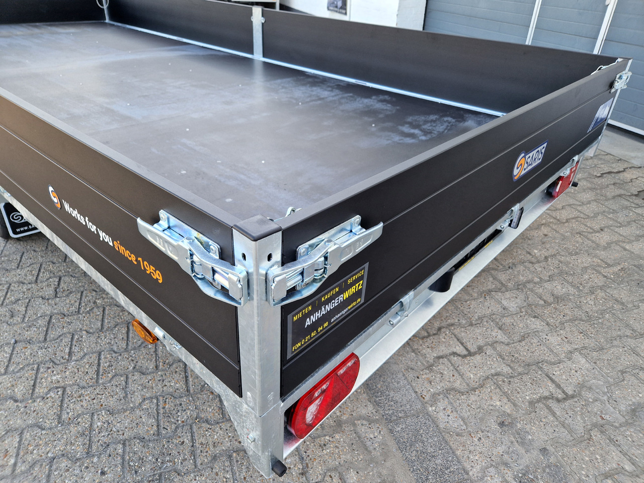 Saris PL HD 506 224 3500 2 506x224x35cm heavy duty blackline LED Beleuchtung (XXL) 3500kg - Remorque plateau: photos 5 Saris PL HD 506 224 3500 2 506x224x35cm heavy duty blackline LED Beleuchtung (XXL) 3500kg - Remorque plateau: photos 5