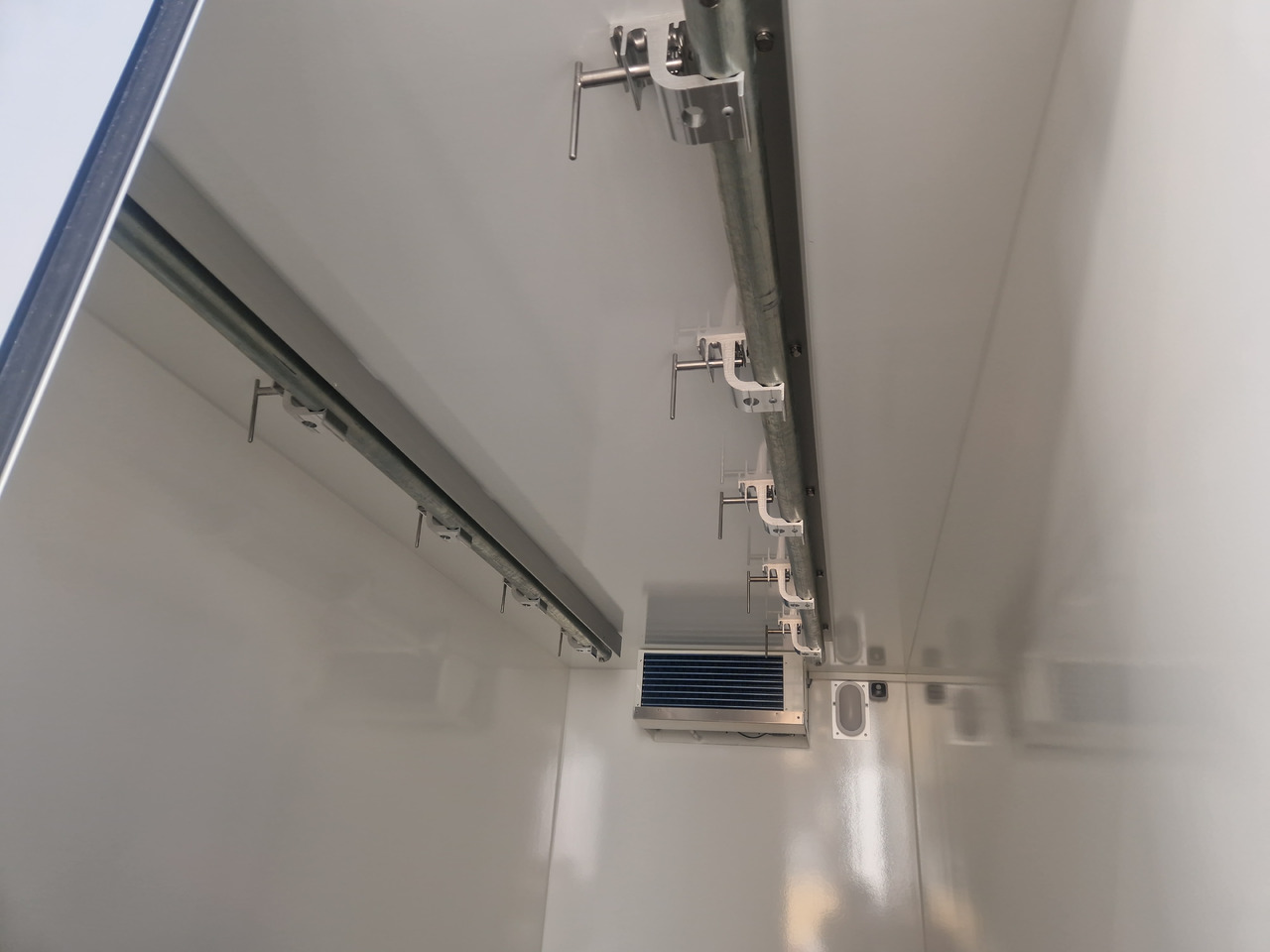 Tiefkühlanhänger AZK 3534/156 336x146x220cm Rohrbahnen Govi Kälteaggregat 3500kg - Remorque frigorifique: photos 3 Tiefkühlanhänger AZK 3534/156 336x146x220cm Rohrbahnen Govi Kälteaggregat 3500kg - Remorque frigorifique: photos 3