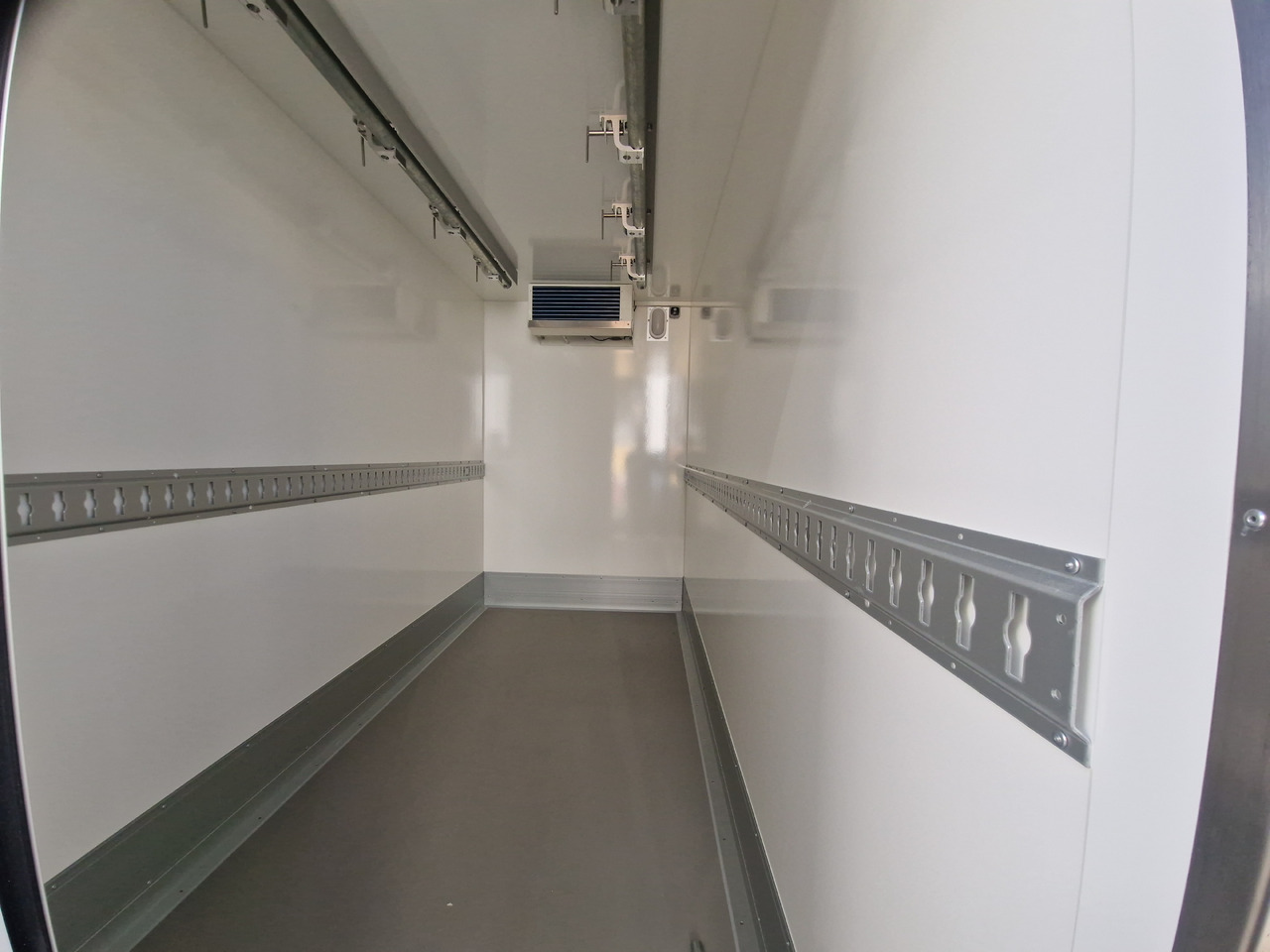 Tiefkühlanhänger AZK 3534/156 336x146x220cm Rohrbahnen Govi Kälteaggregat 3500kg - Remorque frigorifique: photos 4 Tiefkühlanhänger AZK 3534/156 336x146x220cm Rohrbahnen Govi Kälteaggregat 3500kg - Remorque frigorifique: photos 4