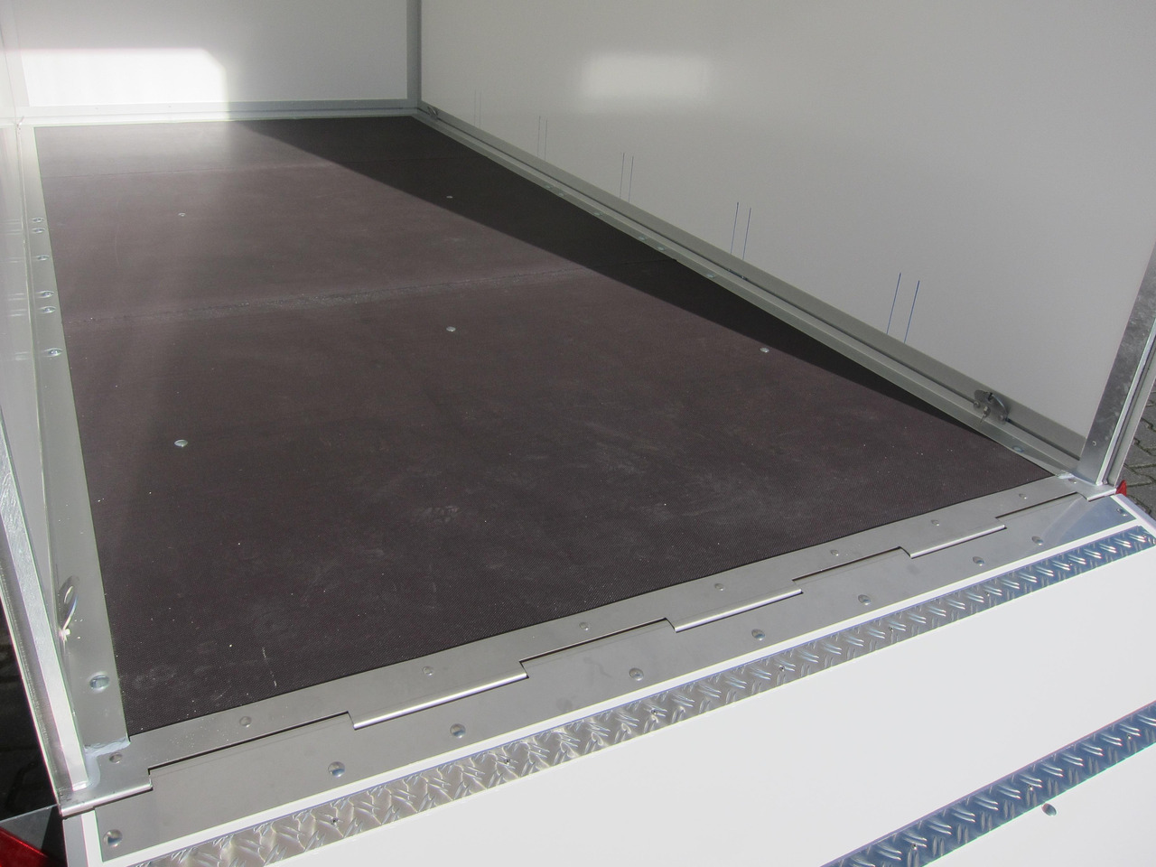 Remorque fourgon WM Meyer Koffer AZ 2740/185 S35 + Heckrampe 401x185x205cm (XL) 2700kg Januar Aktion Modell 2024: photos 8 Remorque fourgon WM Meyer Koffer AZ 2740/185 S35 + Heckrampe 401x185x205cm (XL) 2700kg Januar Aktion Modell 2024: photos 8